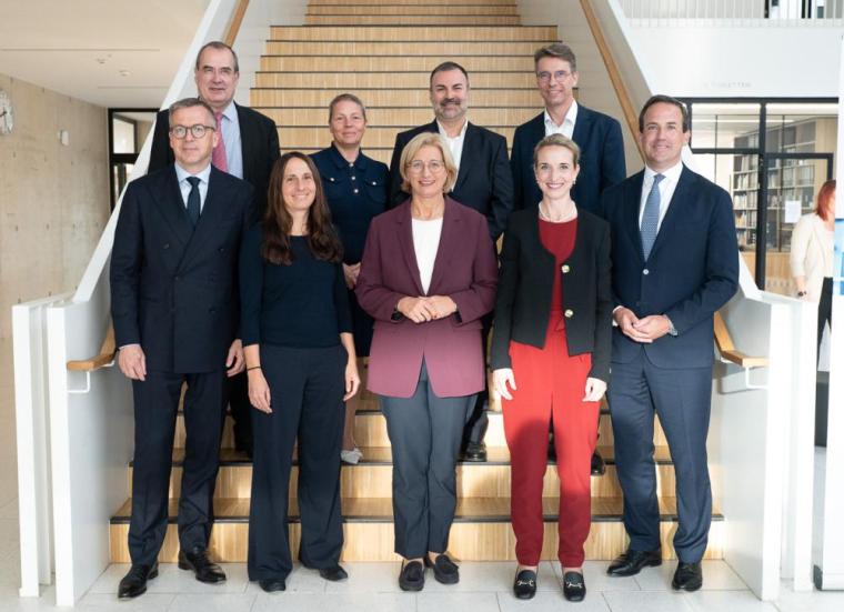 Hintere Reihe von links nach rechts: Dekan Prof. Dr. Matthias Hannig,...