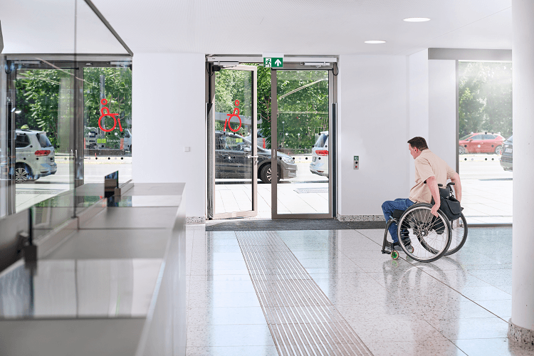 Barrierefreie Zugangs- und Fluchtwegelösungen sorgen im Krankenhaus für...