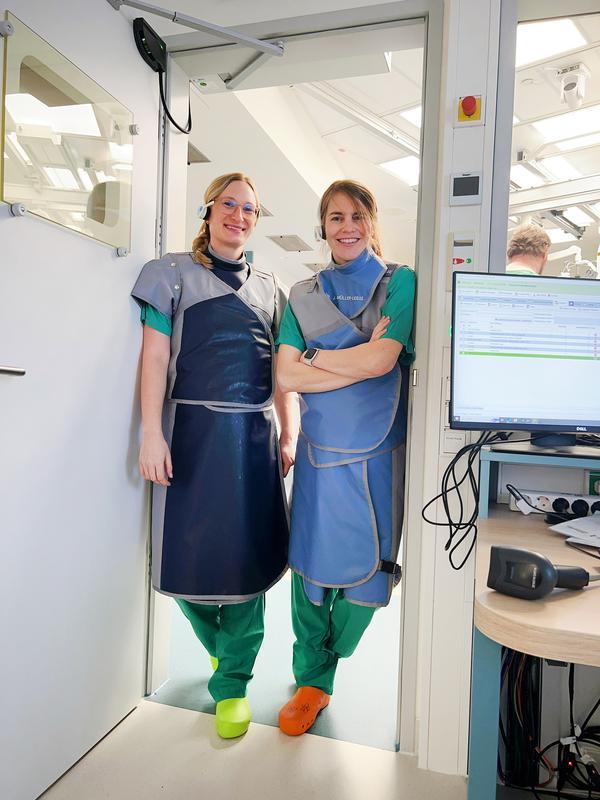Arbeiteten bis zum Mutterschutz im Herzkatheterlabor: Dr. Henrike Hillmann (l.)...