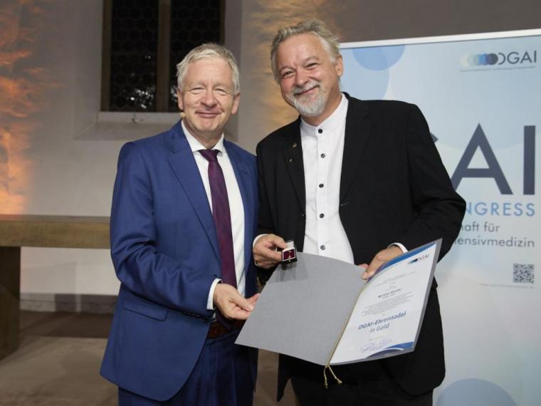 DGAI-Präsident Prof. Dr. Gernot Marx ehrt Prof. Sander mit der Auszeichnung.