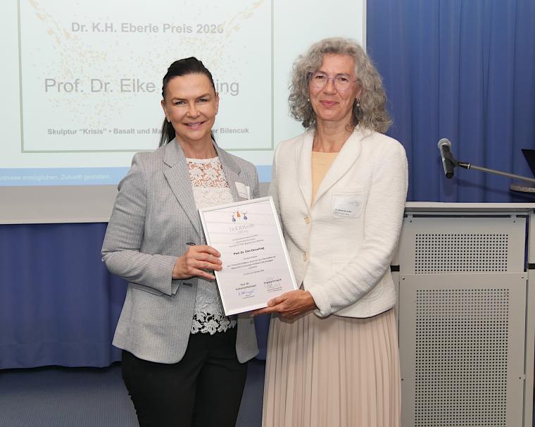 Elke Deuerling (l.) nimmt die Urkunde zum Dr. K. H. Eberle Preis 2026 von...