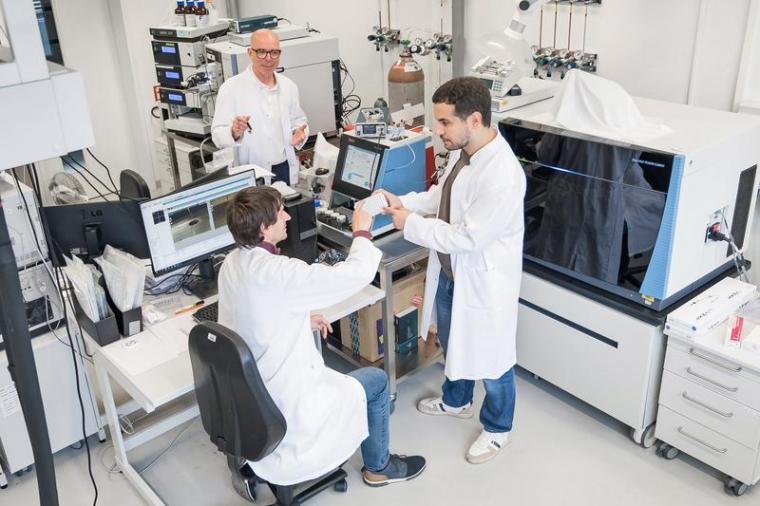 Prof. Markus Otto (hinten), Dr. Samir Abu Rumeileh (r.) und...