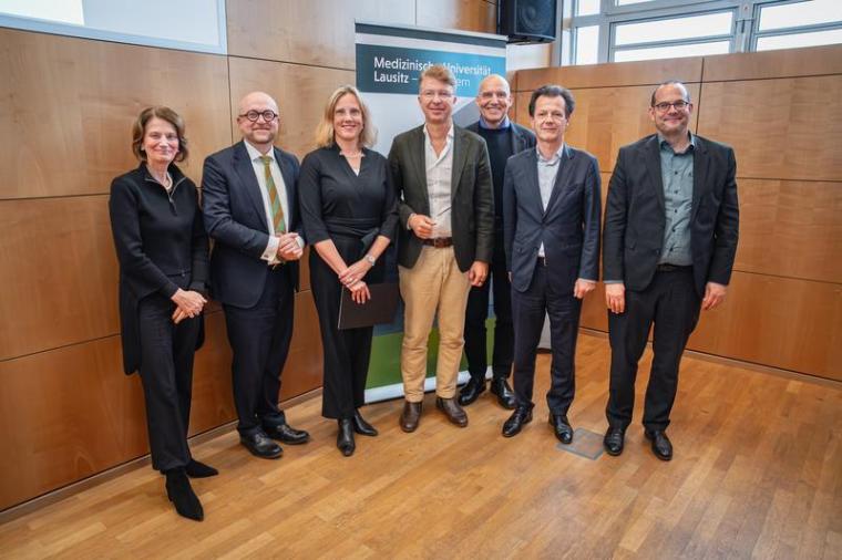 Vertreter*innen der Hochschulmedizin Dresden und der MUL – CT zusammen mit...